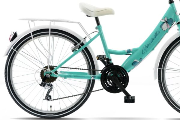 Turkis cykel med hvide detaljer og blomsterdekorationer.