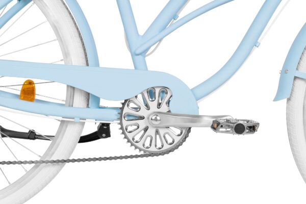 Blå cykelkæde og pedal tæt på visning.