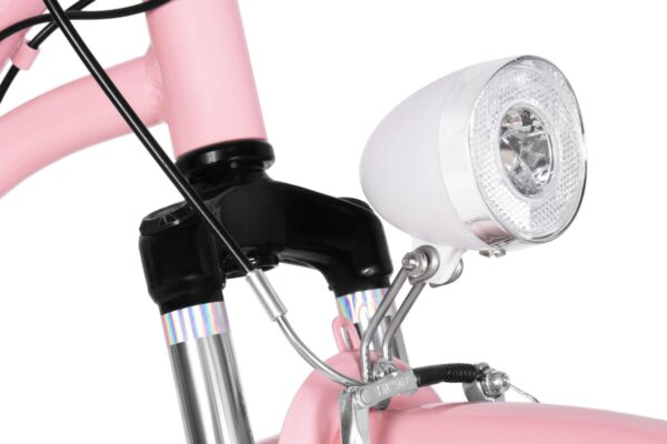 Lyserød cykel med hvid forlygte og kabel