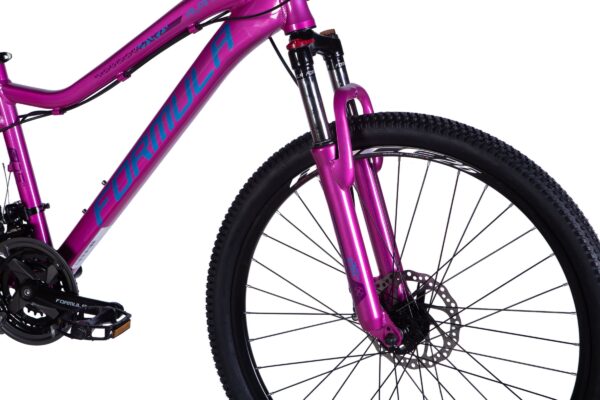 Lilla mountainbike med sort dæk og blå logo