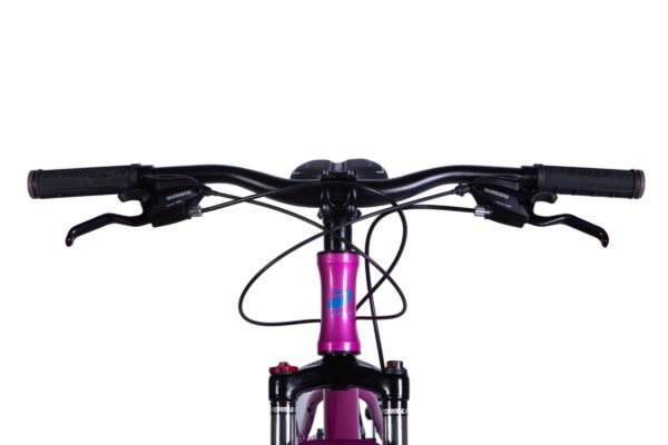 Cykelstyr og pink stel set forfra.