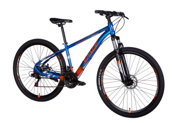 Blå og orange mountainbike på hvid baggrund.