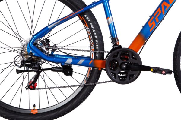 Mountainbike i blå og orange med gearsystem