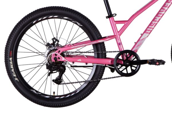 Lyserød mountainbike med sort hjul