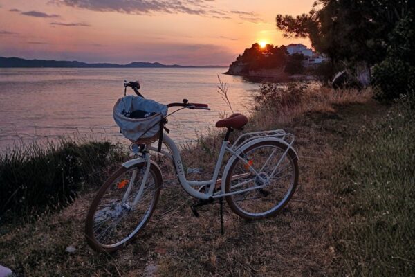 Cykel ved solnedgang nær havet
