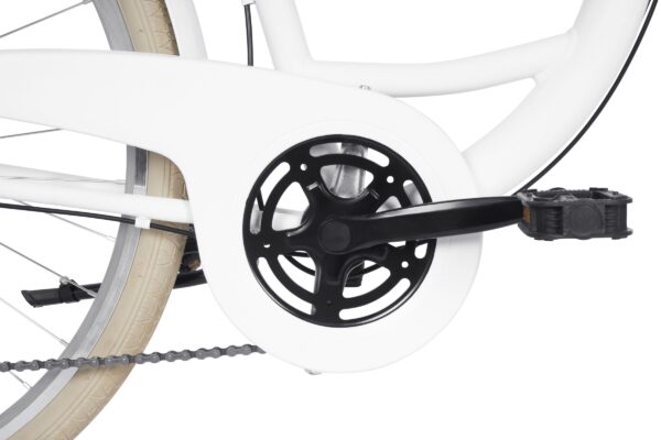 Nærbillede af hvid cykels pedal og tandhjul