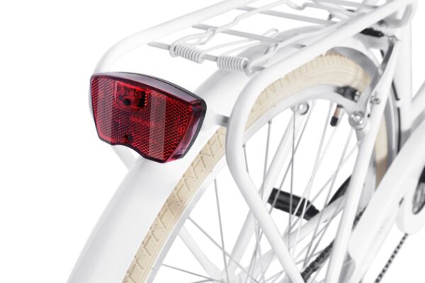 Hvid cykel med rødt baglys og bagagebærer.