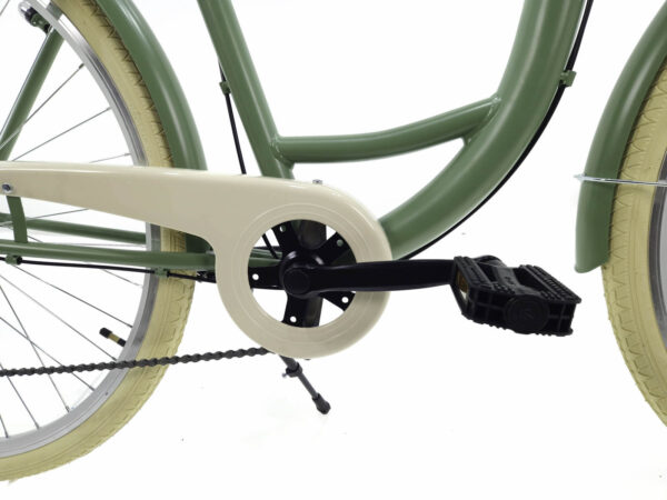 Grøn cykel med beige dæksler og pedaler.