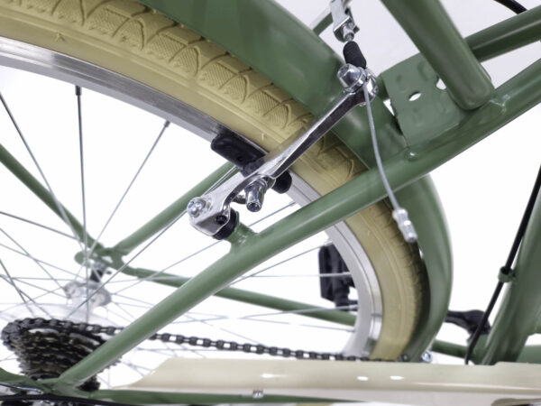 Grøn cykel med lysebrun dæk og bremser