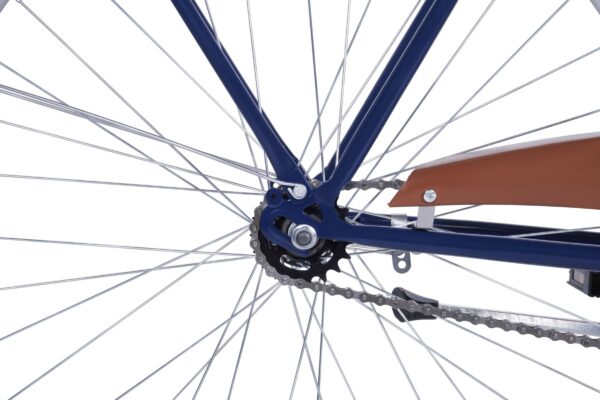 Nærbillede af cykelhjul og kæde