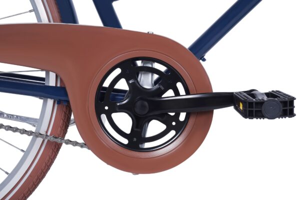 Cykelpedal og kranksæt med brun kædeskærm